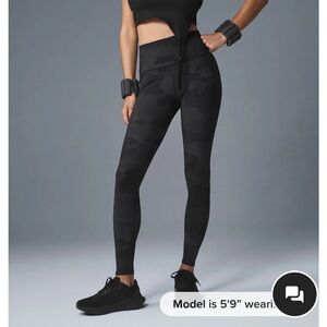 Alo Yoga High-Waist Camo Vapor Legging in black camouflage